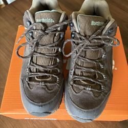 Northside Women’s 7.5 hiking boots