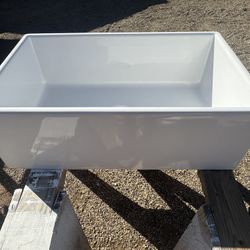 30-in x 18-in White Single-Basin Standard Undermount Apron Front/Farmhouse Residential Kitchen Sink