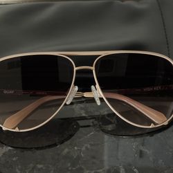QUAY SUNGLASSES WITH CASE