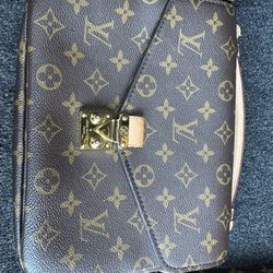 Louis Vuitton Pochette Métis handbag in Monogram canvas.