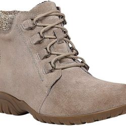 **NEW IN BOX Ankle Boot Women's 8.5**