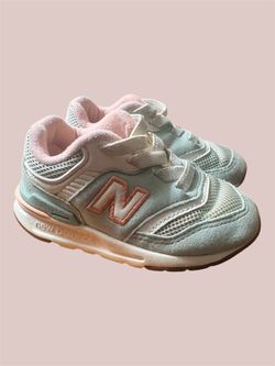 Toddler Sz 5 New Balance shoes