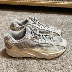 Unisex Yeezy Boost 700 V2 Saltic Low Sneakers Size 3.5 