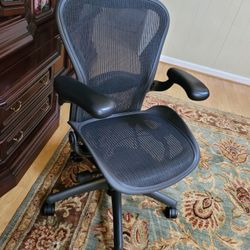 Herman Miller Aeron Size B Chair Fully Loaded With Adjustable Arm .