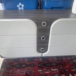 Dresser. Modern 150$ (online 700$-2000) Lamp 25 Mirror Chest 50$ Oriental Rug $120