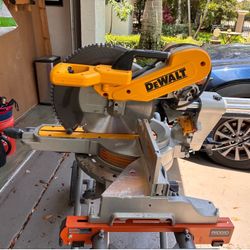 DeWalt (DWS779) mitter saw with utility stand