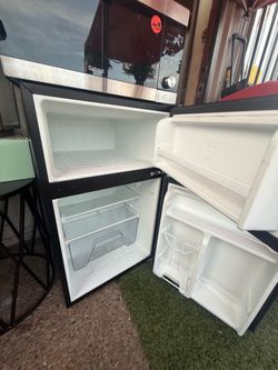Mini refrigerator in very good condition