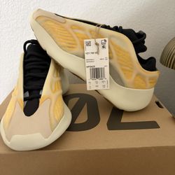 Yeezy 700 Size 6M