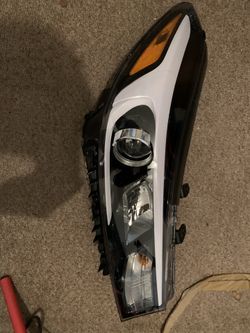 2017 Kia Forte right headlight