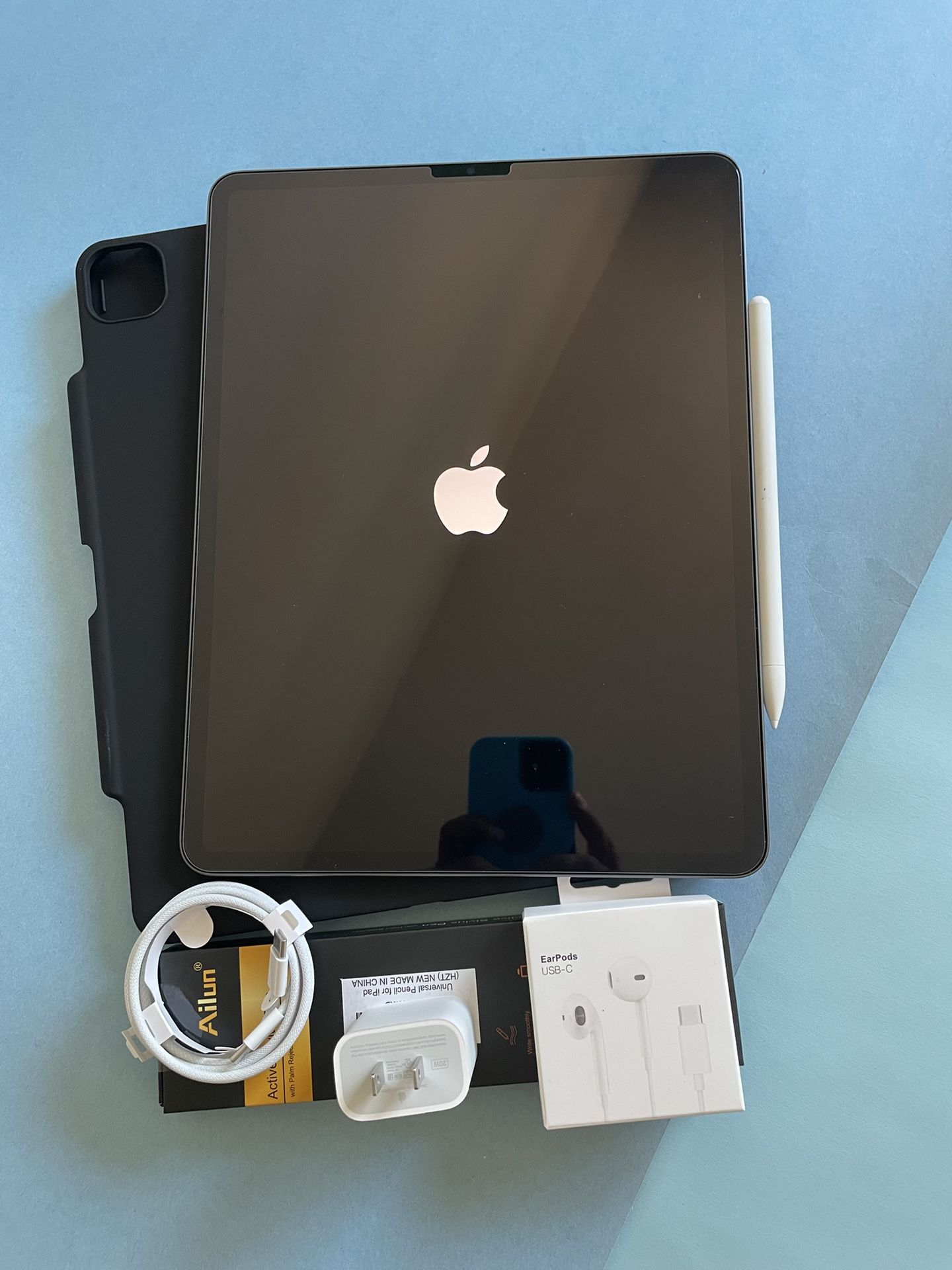 Apple IPad Pro 12.9” 4th Generation (2020 Model/ Face ID/Liquid Retina) 256GB with pen, keyboard & Accessories 