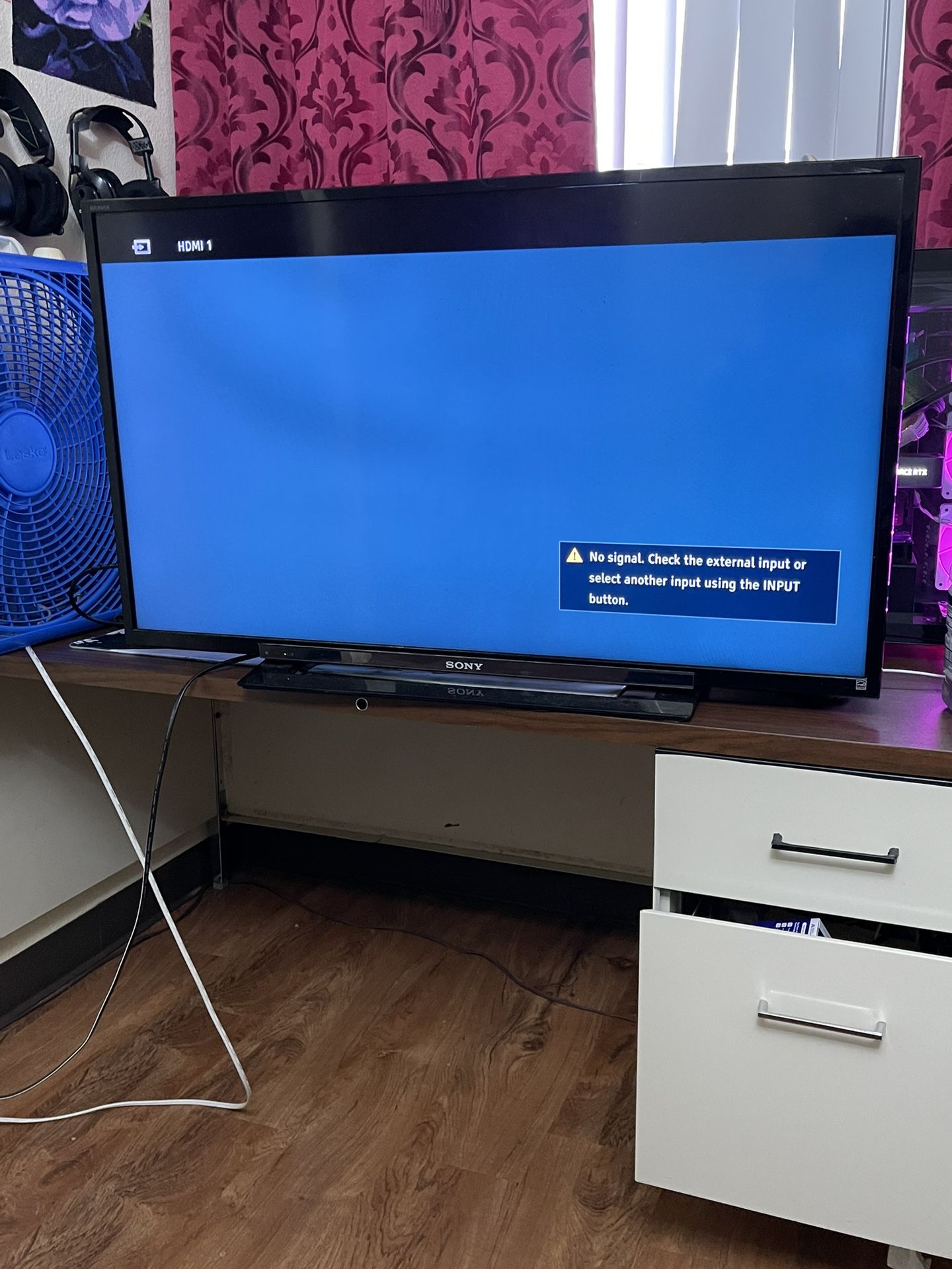 SONY      KDL-40R450A.  40” TV 