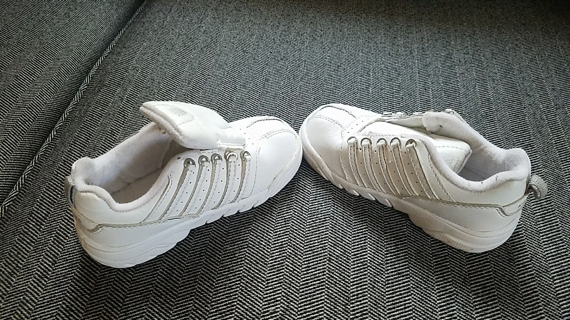 Lil boys kswiss size 8