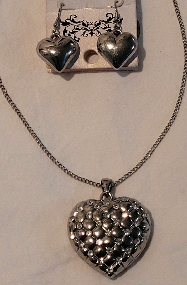 Beautiful set of Heart Necklace & Earrings Silver High Quality Jewelry