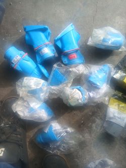 • Brand/Type: Meltric / Marechal-style switch-rated industrial plugs and receptacles/inlets.
• Ratings: Marked with specifications like 3φ 480V (3-pha
