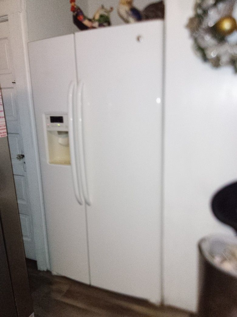 General Electric Refrigerator French Doors Works Great