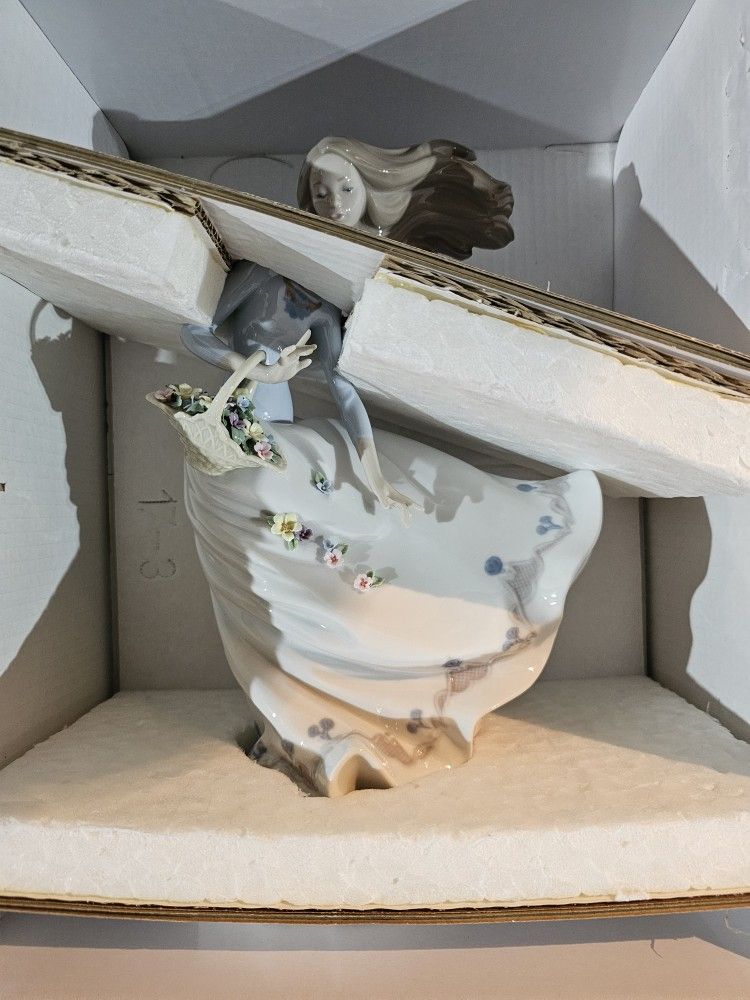 RETIRED figurine LLADRO #6767 “Petals On The Wind”