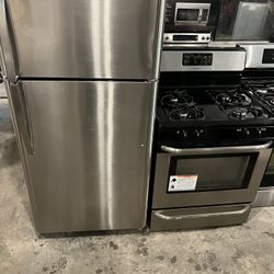 Like New 30 Wide Fridge And Stove 