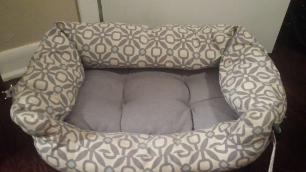 MAX STUDIO DOG/CAT BED. WELL MADE