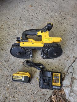 Dewalt 20v Bamdsaw Con Batería Y Cargador  (Usado) $150 Firme Área Jersey Village 77O41 