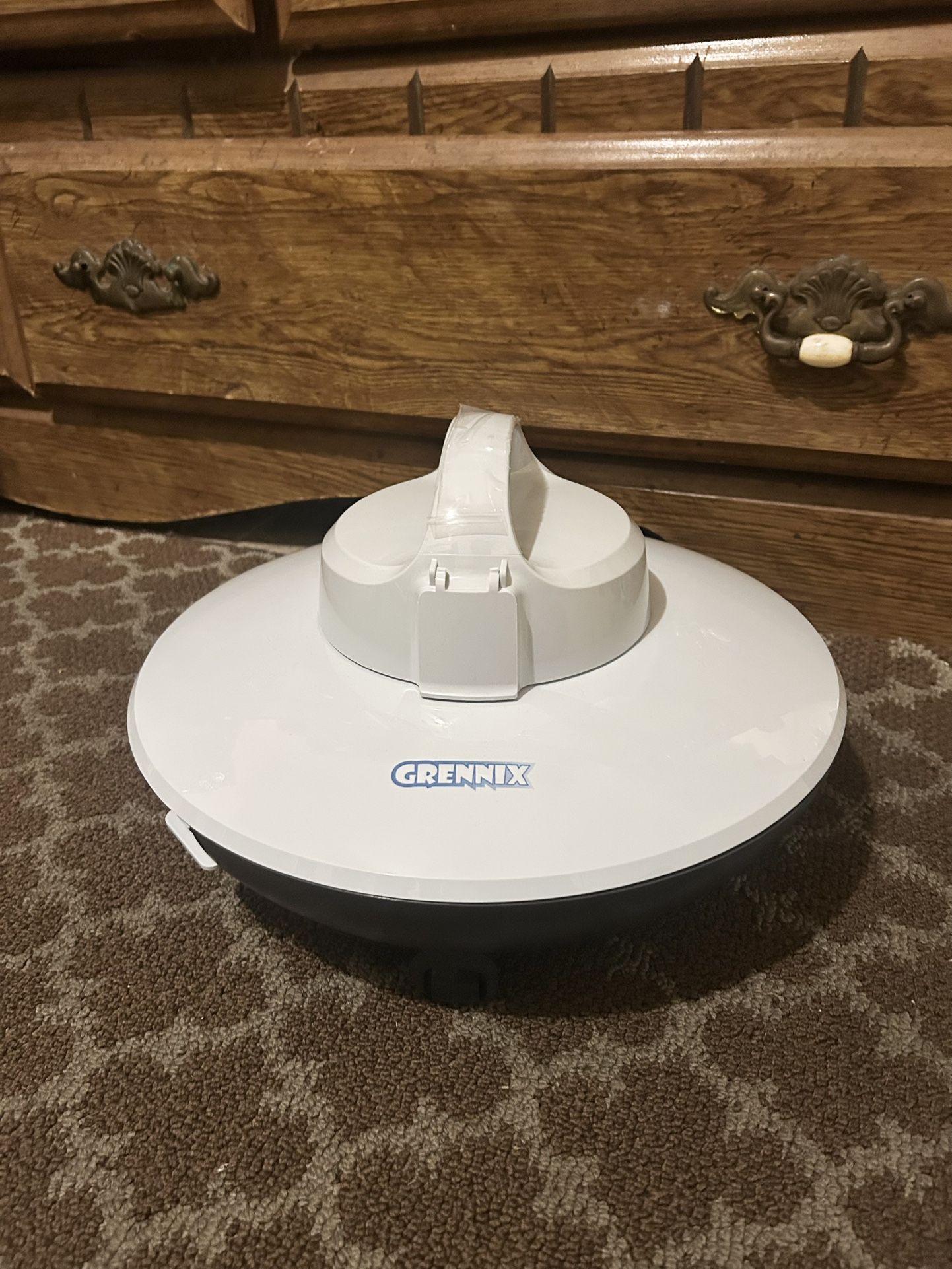 Grennix Robotic Pool Vacuum Cleaner – Cordless Automatic Pool Robot