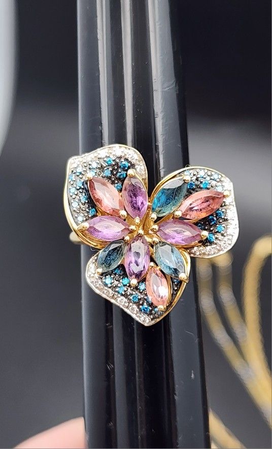 18k Gold Large Beautiful Diamond And Gem Ring.