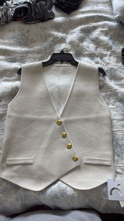 Commence large white top