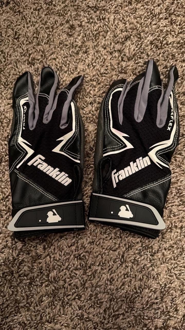 ‼️MUST GO TODAY‼️ Youth batting gloves