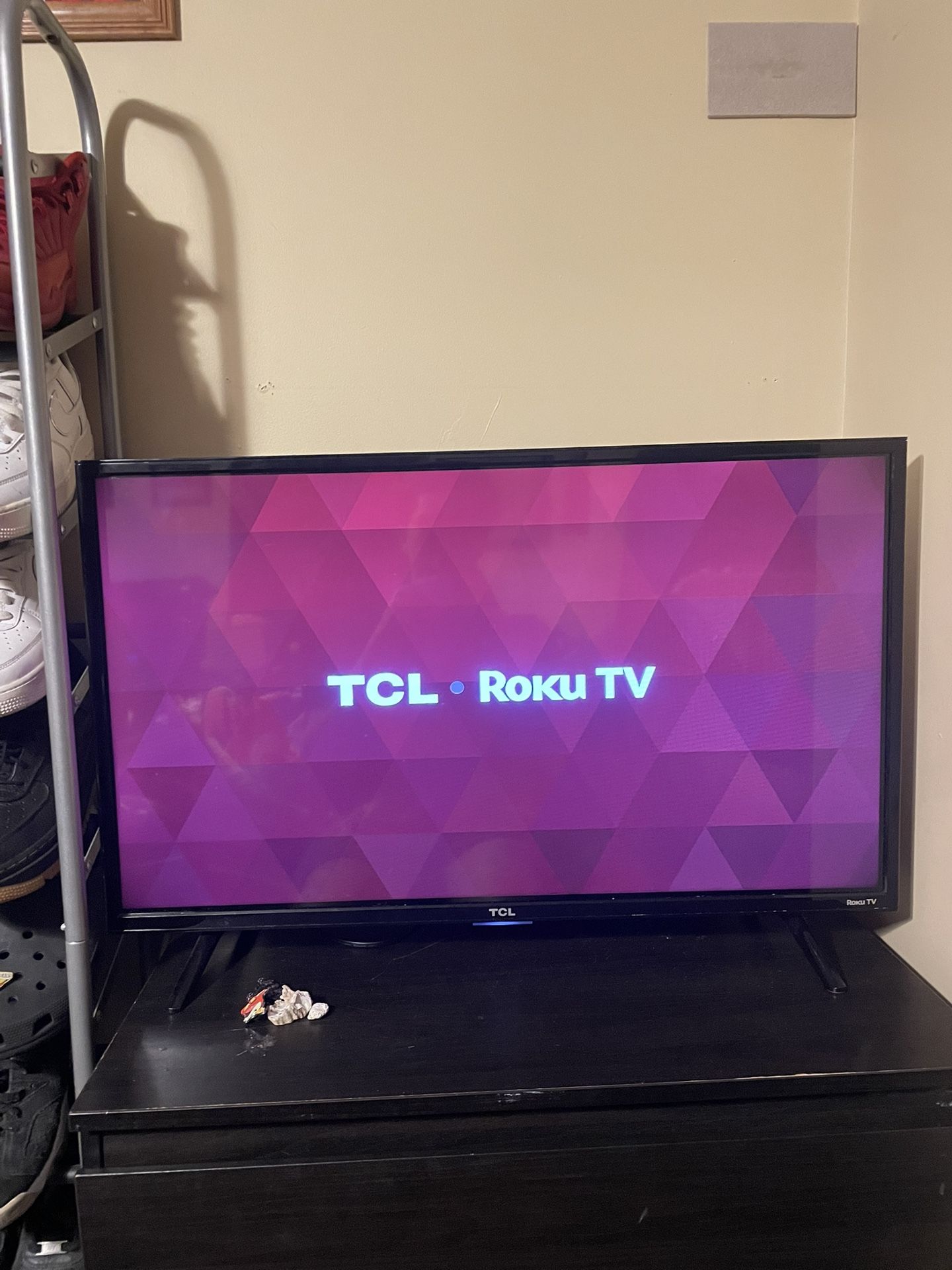 32” TCL • Roku TV (NO CONTROLLER)