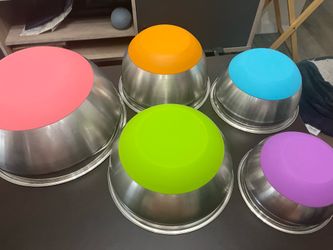 5 metal mixing bowls w/silicone bottoms