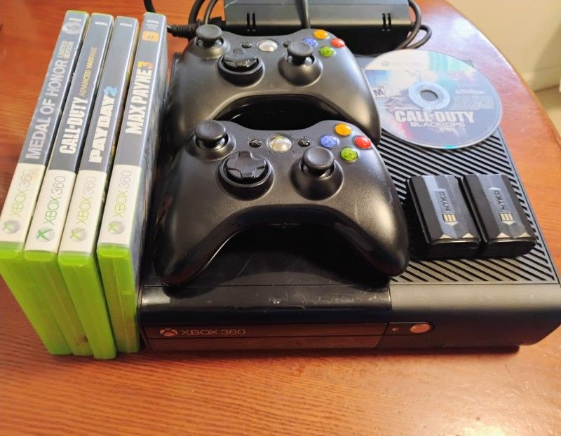 Xbox 360 E With Two Controllers And Its Recargable Battery AND 6 Games