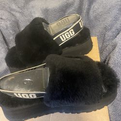 UGGS SLIPPERS
