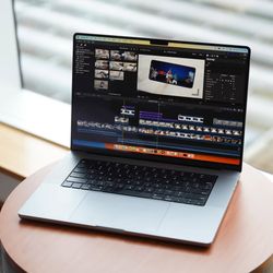 Macbook M2 Pro | 32GB RAM | 512 GB SSD | 19-Core GPU | Like New