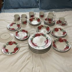 40 Pieces 8 Place Settings Of 5 Christmas Poinsetta Holly Berries Totally Today Brand Dishes Vintage?