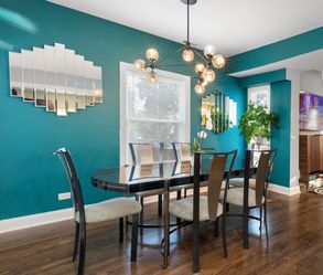 GORGEOUS DINING ROOM TABLE + 6 CHAIRS
