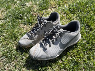 Size 4 Girls Softball Cletes. Nike