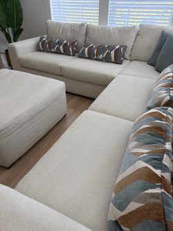 Rooms To Go Alexander Ivory Sectional & Ottoman
