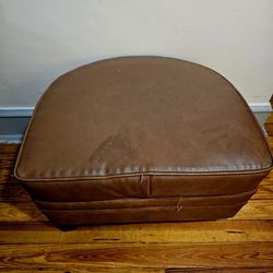 Leather Ottomans In Good Condition 
