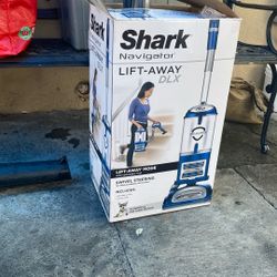 Shark Navigator Lift-away DLX