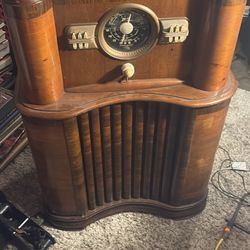 1940 Zenith Radio Turns On