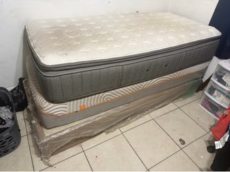 2 Twin Sizes Beds