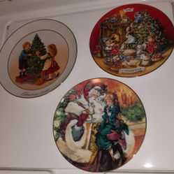 Pristine Vintage 22 Karat Gold Trimmed Avon Christmas Plates