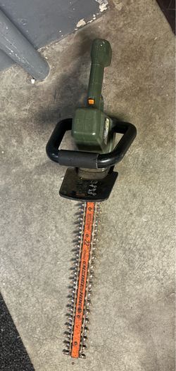 BLACK AND DECKER ELECTRIC HEDGE TRIMMER