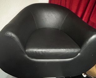Black spinable chair 