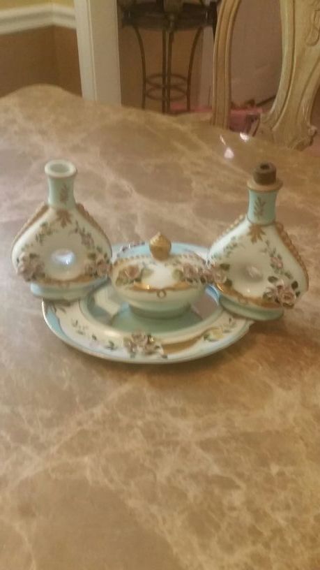 COLLECTIBLE ANTIQUE PERFUME BOTTLES AND OTHERS. THEY ARE NUMBERED.