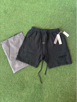 Essentials shorts Size M ✅