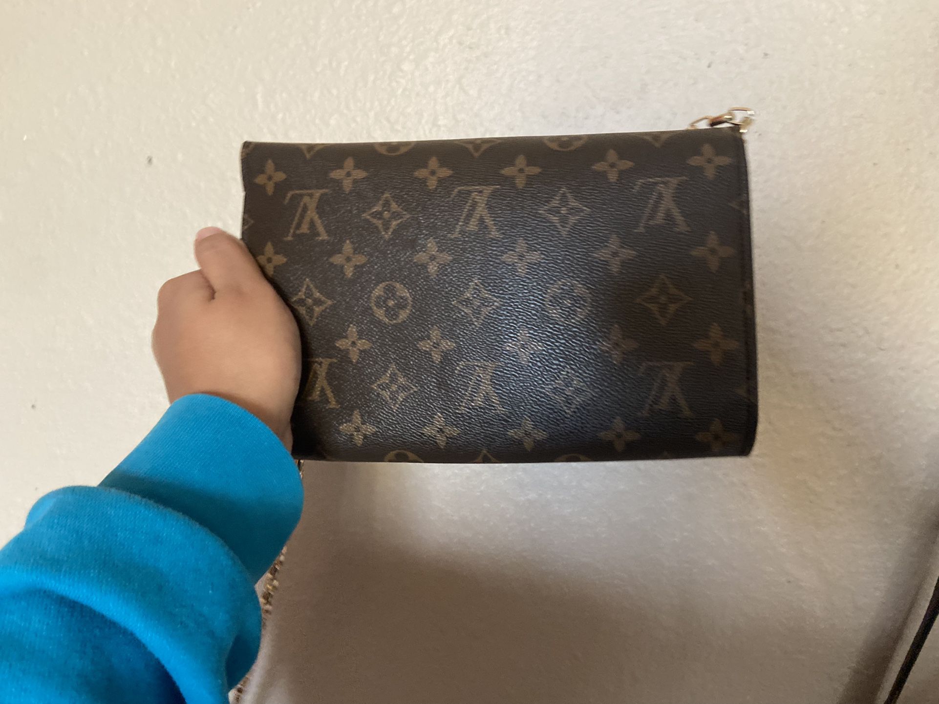 Louis Vuitton Clutch With Chain for Sale in Modesto, CA - OfferUp