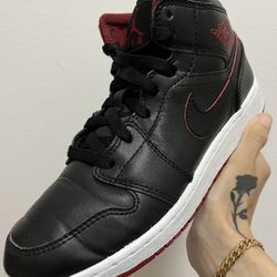 Air Jordan 1 Retro Mid GS ‘Black Gym Red’