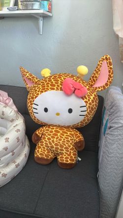 Large hello kitty giraffe
