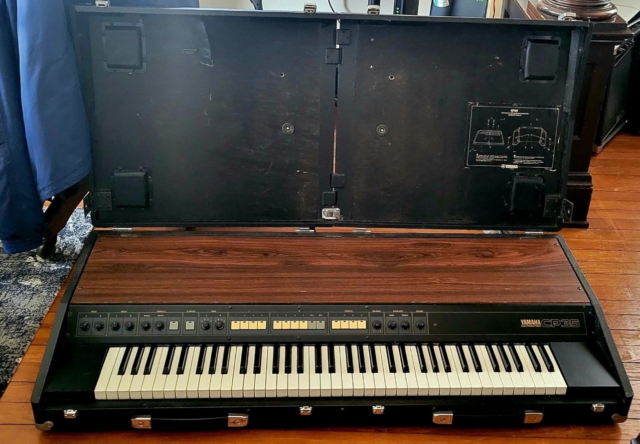 Yamaha CP35 Keyboard