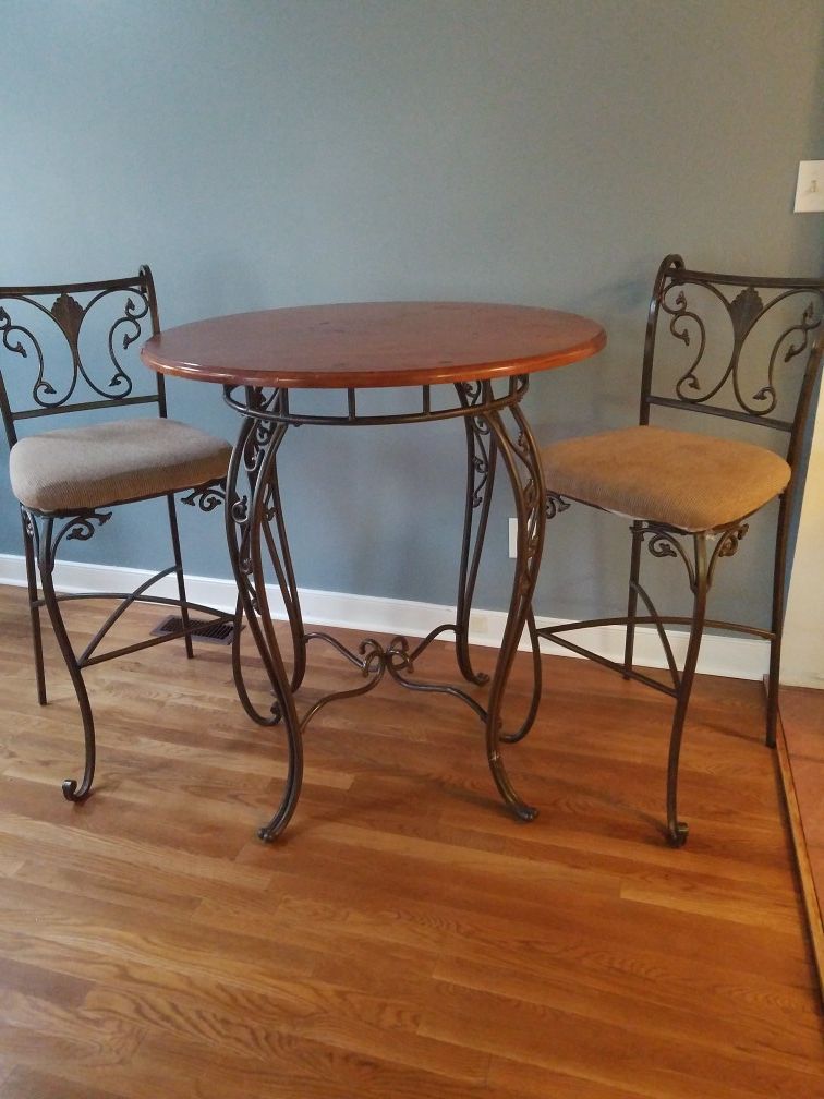 Bistro High top table with 2 chairs for Sale in Richmond, VA OfferUp